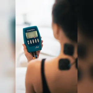 Fit 1.0 käes, kaks elektroodi õlavöötme piirkonnas – seadme ekraan ja nupud lähivaates