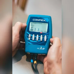 Fit 3.0 käes seansi ajal: ekraanil kanalite intensiivsus ja programmi kestus, all kaablid