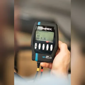 Compex Sport 2.0 pult käes: ekraan, neli kanalinuppu ja värvilised stimulatsioonikaablid