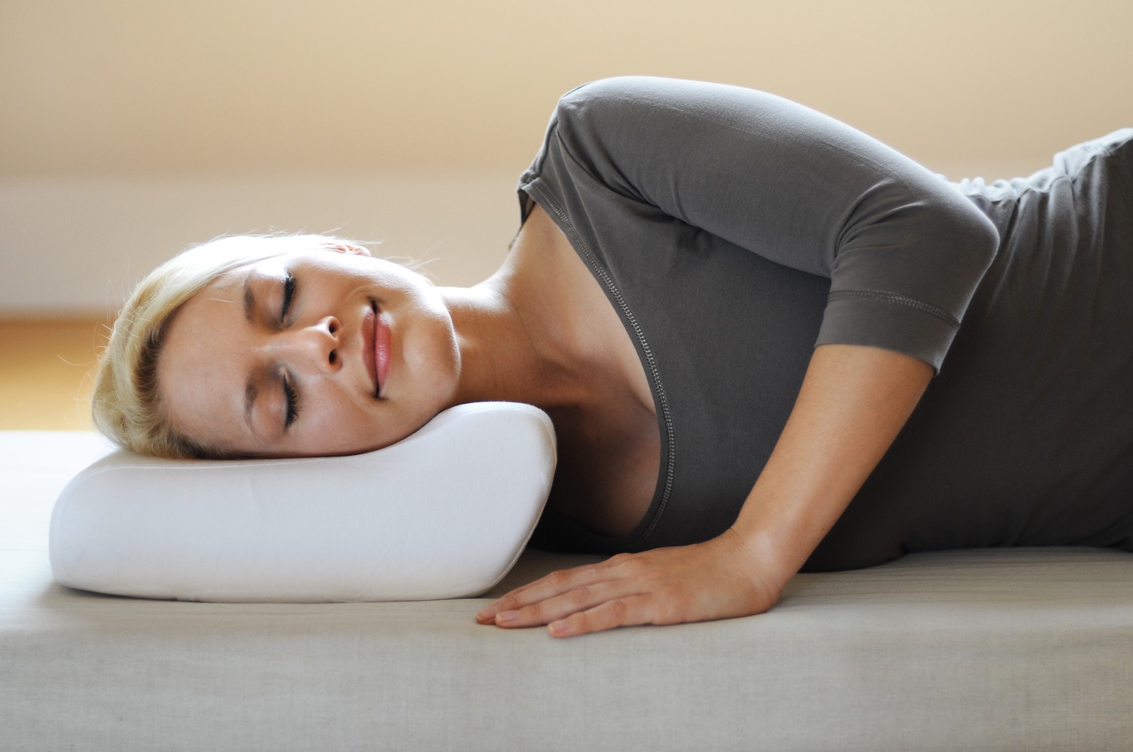 Как спать на ортопедической подушке фото