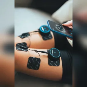 Kaks Compex Mini moodulit elektroodidega reie esiküljel, intensiivsust reguleeritakse telefonist
