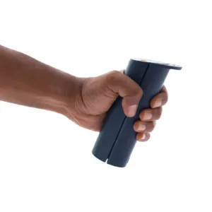 Kinvent K-Grip V3 käedünamomeeter käes, juhtmevaba haardejõu mõõtja valgel taustal