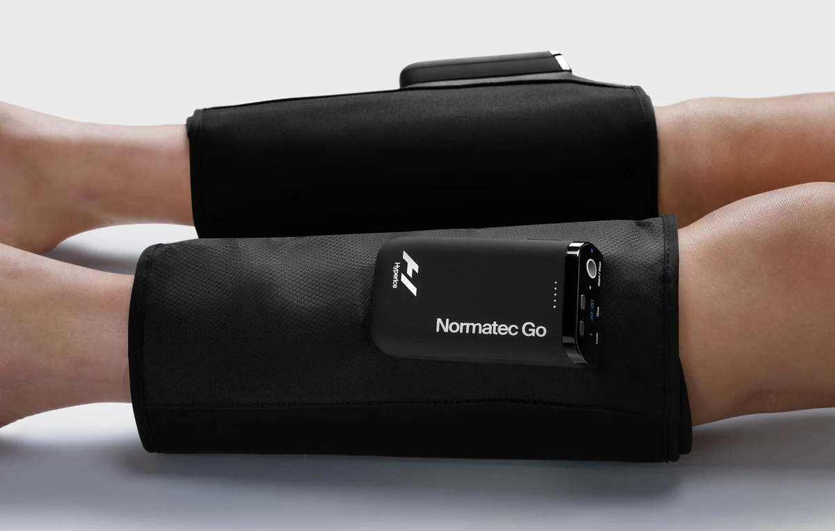 Kaks Normatec Go mansetti säärtel, HyperSync sünkroniseerib kompressiooni