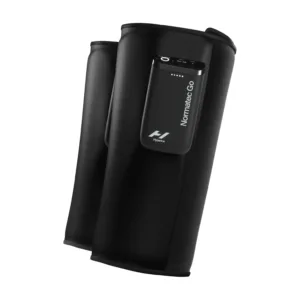 Normatec Go kompressioonmassaaži seade säärtele, kaks juhtmevaba mansetti valgel taustal