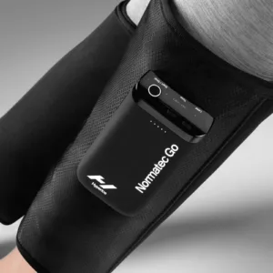 Normatec Go juhtmooduli nupud ja akunäidik säärel lähivaates