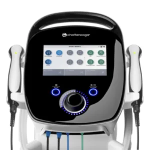 Chattanooga Intelect Mobile 2 Combo ultraheli- ja elektroteraapiaseade eestvaates, ühendatud juhtmetega
