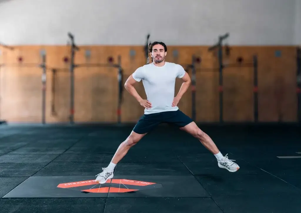 Sportlane teeb külghüpet Kinvent 3D DELTAS jõuplaadil treeningsaalis