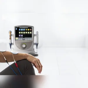 Intelect Neo teraapiasüsteem, vasakul hoidjas laseraplikaator ja paremal ultraheliaplikaator