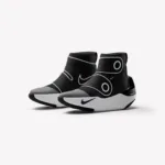Hyperice x Nike Hyperboot saabaste paar helehallil taustal