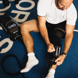 Sportlane kinnitab Reboots Cryo One põlvemansetti põrandal istudes