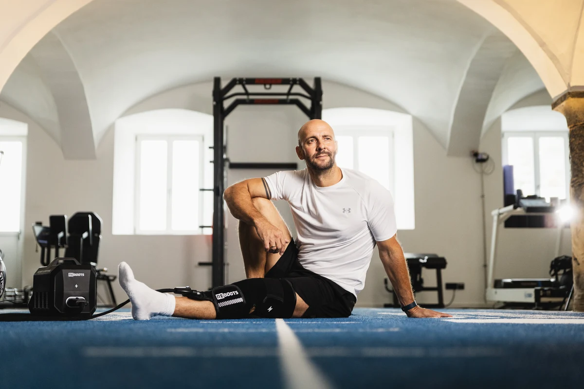 Mees kasutab Reboots Cryo One põlvemansetti jõusaalis