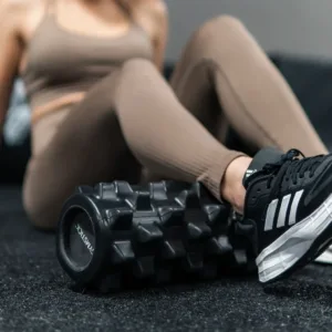 Fascia Roller sääre all, lähivaade suurtest massaažinuppudest treeningul